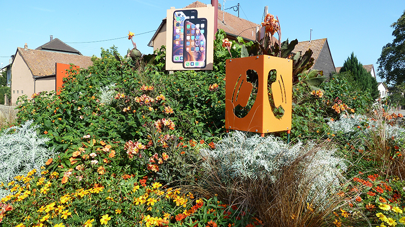 photographie de rond-point fleuri avec stickers géants de téléphones